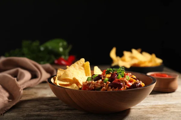 Saboroso Chili Con Carne Servido Com Chips Tortilla Tigela Mesa — Fotografia de Stock