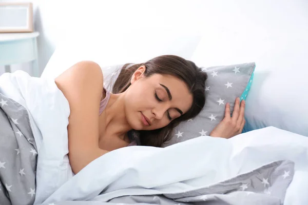 Mujer Joven Durmiendo Sobre Una Almohada Suave Hora Dormir —  Fotos de Stock