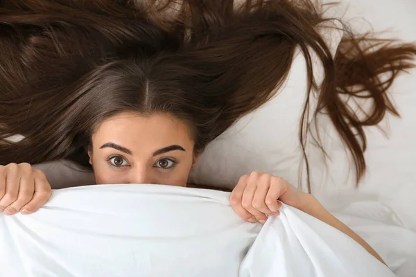 Mujer Joven Acostada Debajo Una Manta Vista Superior Hora Dormir —  Fotos de Stock
