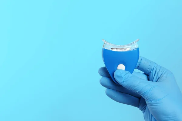 Οδοντίατρος Κρατώντας Δόντια Που Λευκαίνουν Συσκευή Έγχρωμο Φόντο Χώρο Για — Φωτογραφία Αρχείου