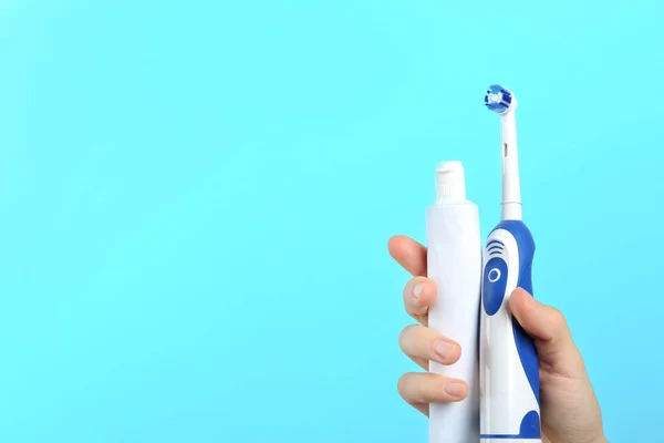 Mulher Segurando Escova Dentes Elétrica Colar Fundo Cor Espaço Para — Fotografia de Stock