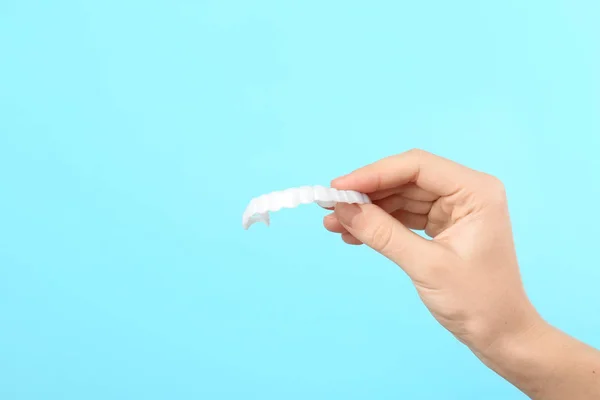 Mujer Sosteniendo Cubierta Dientes Sobre Fondo Color Espacio Para Texto — Foto de Stock