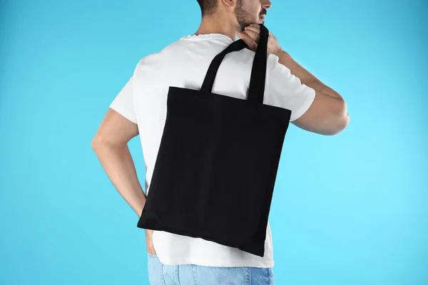 Junger Mann Mit Stofftasche Auf Farbigem Hintergrund Nahaufnahme Design Attrappe — Stockfoto