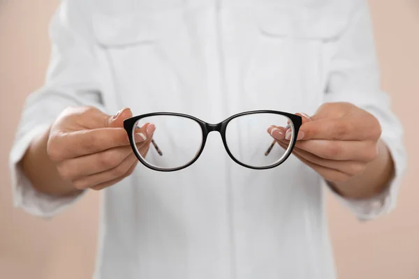 Augenärztin Mit Brille Auf Hellem Hintergrund Nahaufnahme — Stockfoto