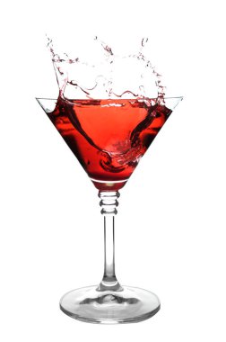 Martini beyaz arka plan üzerinde sıçrama ile kokteyl bardak
