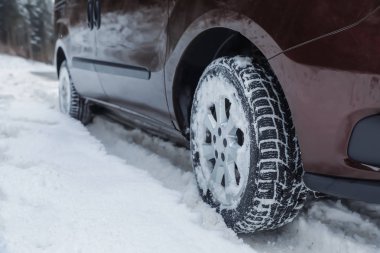 Road yakınındaki karda araba closeup görünümü. Metin için yer