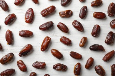 Ahşap arka plan üzerinde tarihleri ile düz yatıyordu kompozisyon. Kurutulmuş meyve sağlıklı çerez olarak