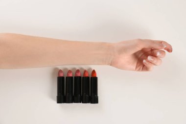 Beyaz arka plan, üstten görünüm farklı ruja kadınla