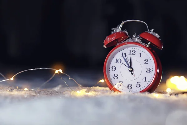 目覚まし時計 クリスマス ライト ホワイト雪屋外で テキスト用のスペースです 深夜のカウント ダウン — ストック写真
