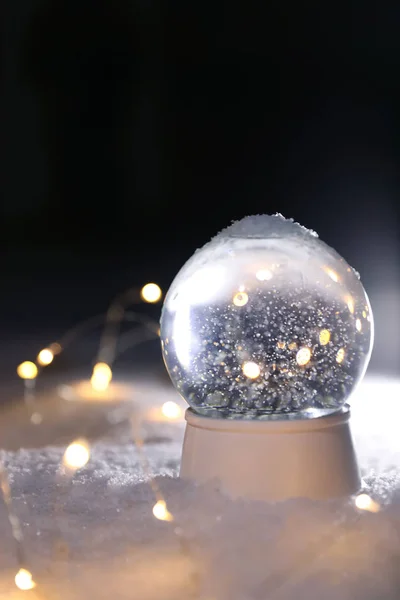 Kristallkugel Und Weihnachtsbeleuchtung Auf Weißem Schnee Draußen — Stockfoto