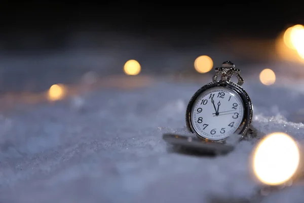 Taschenuhr Und Weihnachtsbeleuchtung Auf Weißem Schnee Freien Platz Für Text — Stockfoto