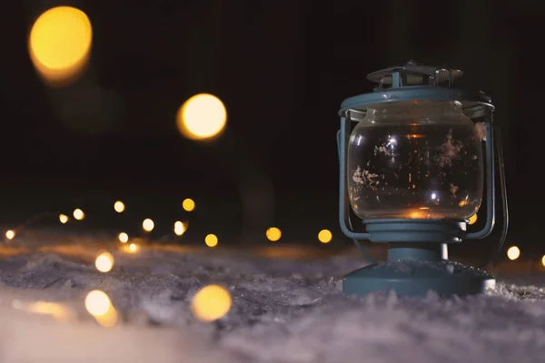 Lanterna Com Vela Acesa Luzes Natal Neve Branca Livre Espaço — Fotografia de Stock