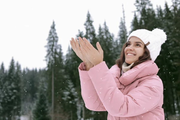 Glückliche Junge Frau Warmer Kleidung Draußen Raum Für Text Winterurlaub — Stockfoto