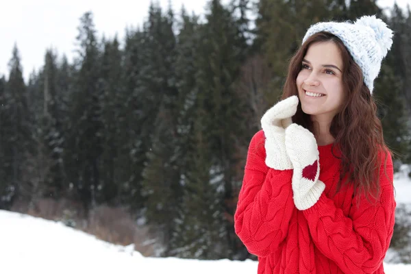 Szczęśliwa Młoda Kobieta Ciepłe Ubrania Zewnątrz Miejsca Tekst Ferie Zimowe — Zdjęcie stockowe