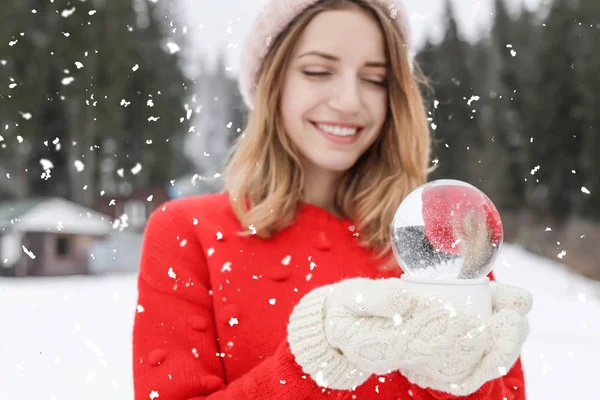 Ung Kvinna Stickade Kläder Håller Snowjordklot Utomhus Vintersemester — Stockfoto
