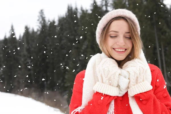 Glückliche Junge Frau Warmer Kleidung Draußen Raum Für Text Winterurlaub — Stockfoto