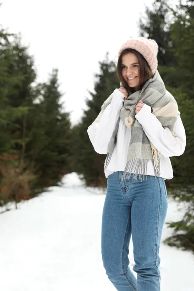 Mladá Žena Zasněžené Jehličnatý Les Zimní Dovolená — Stock fotografie