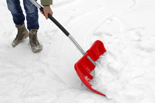 Man Tar Bort Snö Med Spade Utomhus Vinterväder — Stockfoto