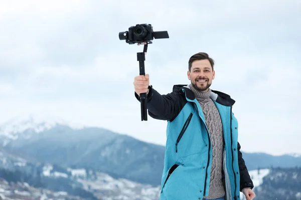 Hombre Con Estabilizador Cámara Grabando Vídeo Las Montañas Vacaciones Invierno — Foto de Stock