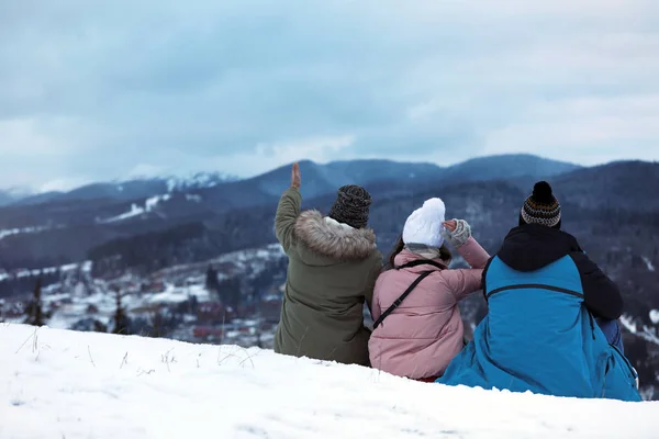 Τους Φίλους Απολαμβάνοντας Ορεινό Τοπίο Χώρος Για Κείμενο Χειμερινές Διακοπές — Φωτογραφία Αρχείου