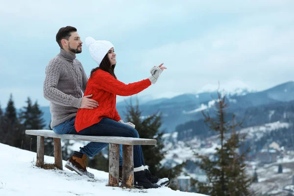 Casal Sentado Banco Desfrutando Paisagem Montesa Espaço Para Texto Férias — Fotografia de Stock