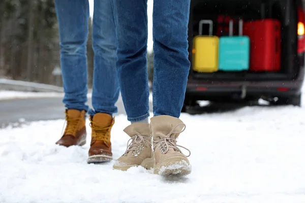 Personer Nära Bil Med Öppen Koffert Full Bagage Snöig Väg — Stockfoto