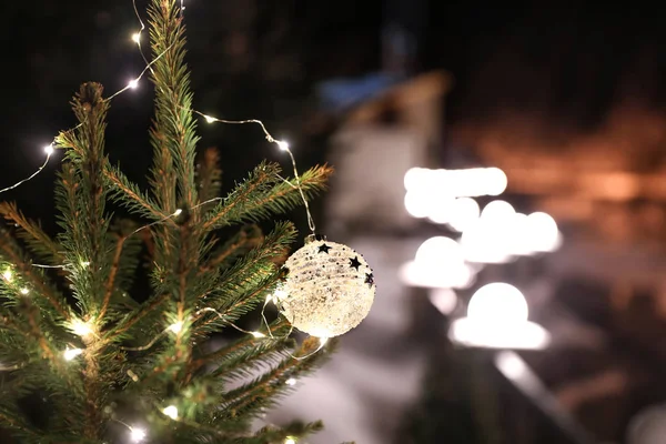 Hermoso Árbol Coníferas Con Brillantes Luces Navidad Bola Calle Espacio —  Fotos de Stock