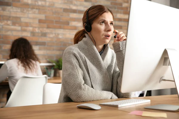 Operatore Supporto Tecnico Con Auricolare Sul Posto Lavoro — Foto Stock