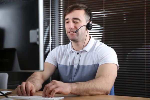 Operador Suporte Técnico Masculino Com Fone Ouvido Escritório Espaço Para — Fotografia de Stock