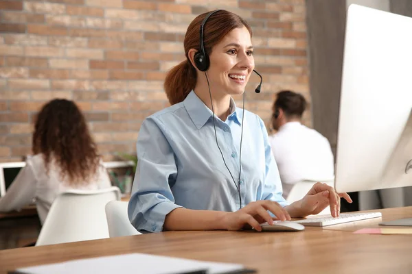 Operatore Supporto Tecnico Con Auricolare Sul Posto Lavoro — Foto Stock