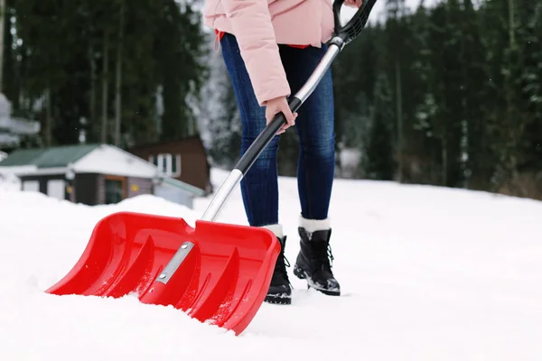 Женщина Убирает Снег Лопатой Возле Дома — стоковое фото