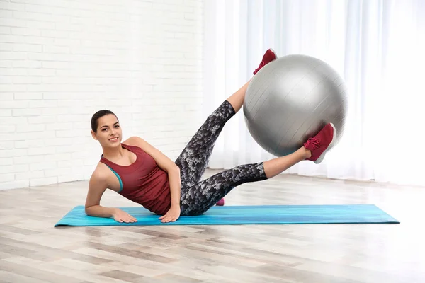 Foto de Grupo De Mulheres Asiáticas E Homens Fazendo Pilates Deitados Em  Tapetes De Yoga Na Aula De Aeróbica Jovens Esportivos De Joelhos Dobrados  No Chão E Colocar As Mãos Para Cima