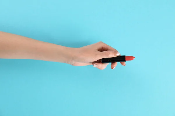 Mujer Sosteniendo Lápiz Labial Sobre Fondo Color Primer Plano — Foto de Stock