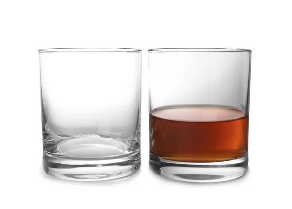 Puste Pełne Szklanki Whisky Białym Tle — Zdjęcie stockowe