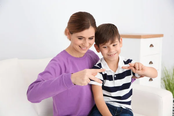 Madre Ipoacusia Suo Figlio Che Parlano Con Aiuto Del Linguaggio — Foto Stock