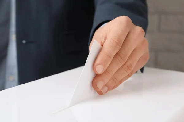 Mann Wirft Seine Stimme Wahlurne Gegen Ziegelmauer Nahaufnahme — Stockfoto