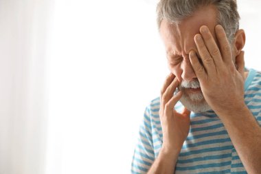 Açık renkli, metin için yer güçlü diş ağrısı muzdarip olgun adam