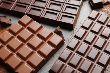 Gri arka plan, closeup üzerinde farklı çikolata bar