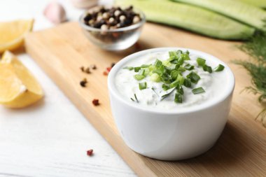 Salatalık sosu malzemeler ahşap tablo, metin için yer ile seramik kase. Geleneksel cacık