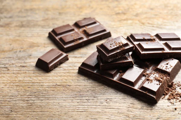 Pedaços Chocolate Fundo Madeira Espaço Para Texto — Fotografia de Stock