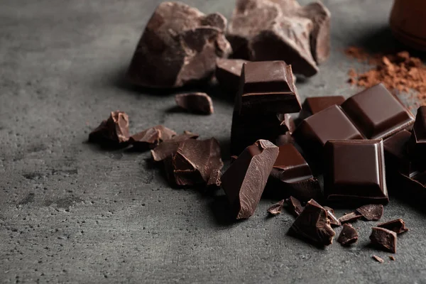 Pezzi Cioccolato Cacao Polvere Fondo Grigio — Foto Stock