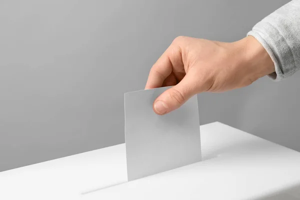 Hombre Poniendo Voto Urnas Sobre Fondo Claro Primer Plano — Foto de Stock