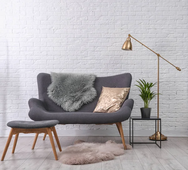 Interior Sala Estar Simples Com Sofá Confortável Perto Parede Tijolo — Fotografia de Stock