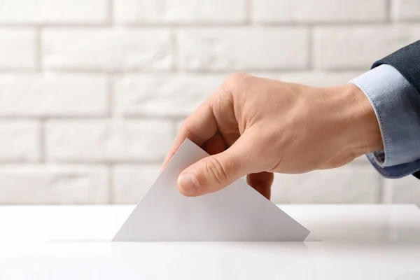 Mann Wirft Seine Stimme Wahlurne Gegen Ziegelmauer Nahaufnahme — Stockfoto