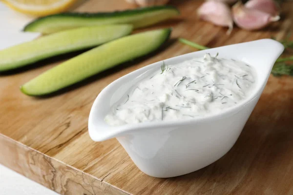 Molho Pepino Com Ingredientes Placa Madeira Tradicional Tzatziki — Fotografia de Stock