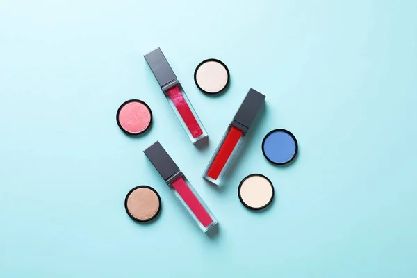 Composition Lipsticks Eyeshadows Color Background Flat Lay — Stock Photo, Image