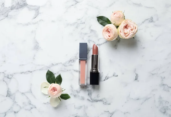 Lippenstift Und Lipgloss Mit Blumen Auf Hellem Hintergrund Flache Lage — Stockfoto