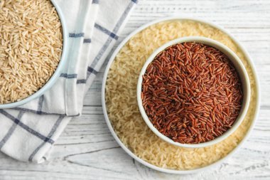 Pirinç ahşap masa üzerinde farklı tipleri ile düz yatıyordu kompozisyon