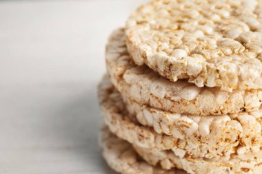 Beyaz arka planda, closeup gevrek pirinç kek yığını. Metin için yer