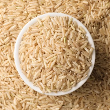 Mısır gevreği, en iyi görünümü üzerinde ham kahverengi pirinç ile seramik kase